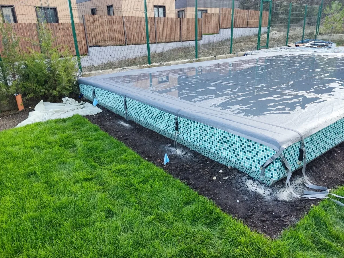 Батутное покрывало на бассейне в Великих Луках